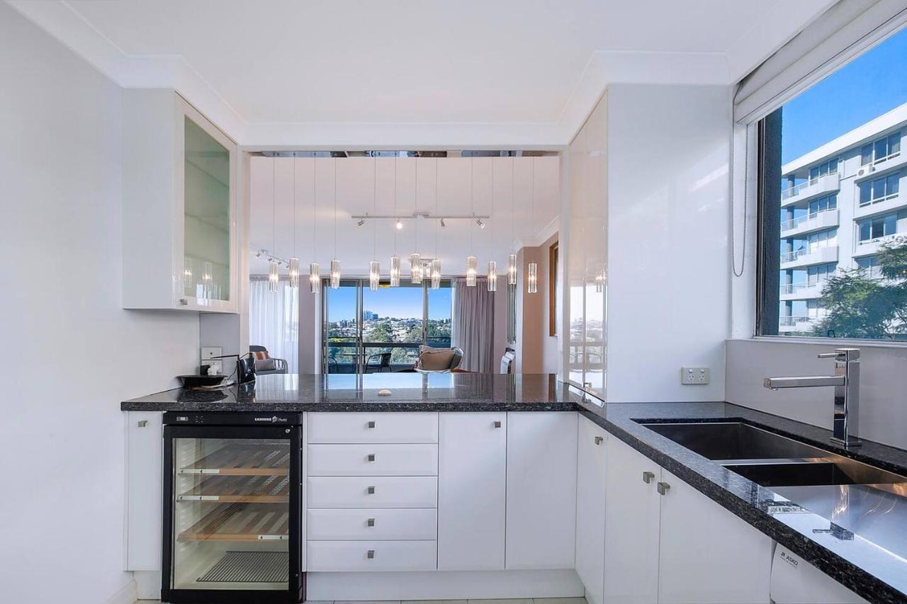 'riverside Terrace' Inner-city Retro-chic With Pool Apartment *