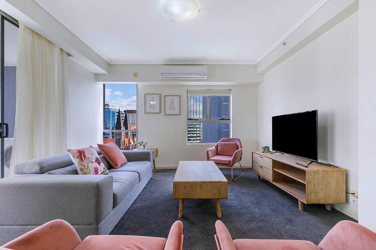 Of Brissie - Chic Resort-style Cbd Living Apartment
