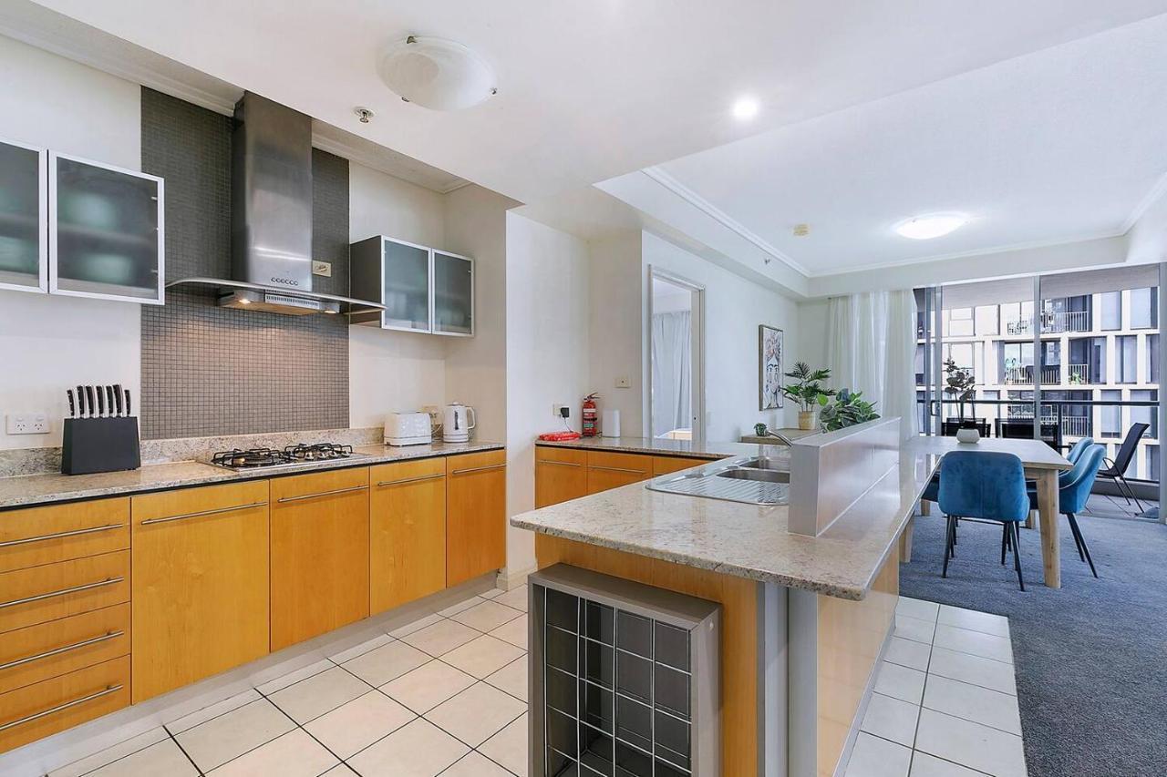 Of Brissie - Chic Resort-style Cbd Living Apartment