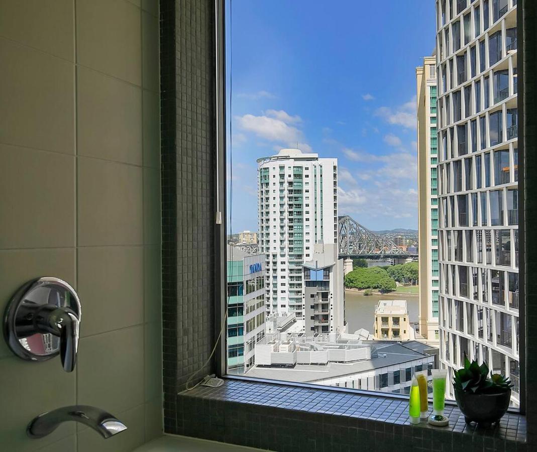 Of Brissie - Chic Resort-style Cbd Living Apartment *