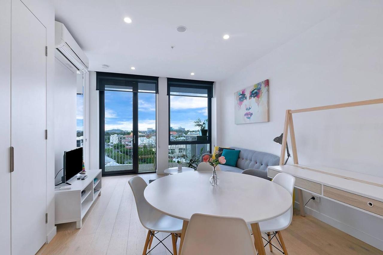 'brightly Boutique' A Cbd Resort-style Escape Apartment Brisbane