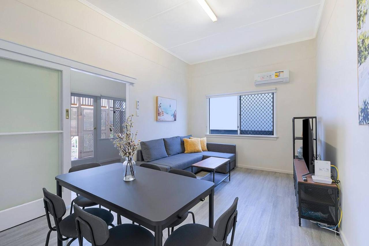 Centre Comfort - Your In Vibrant Apartment *