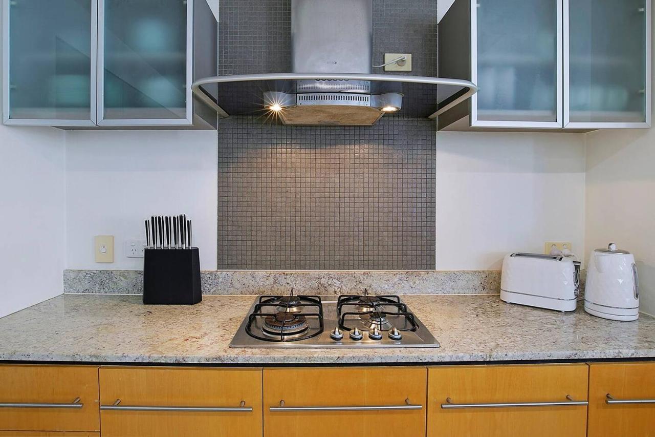 Of Brissie - Chic Resort-style Cbd Living Apartment *