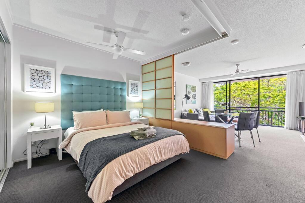 Pad ~ 1bed/1bath/balcony/1car ~ 10 Mins Cbd Apartment