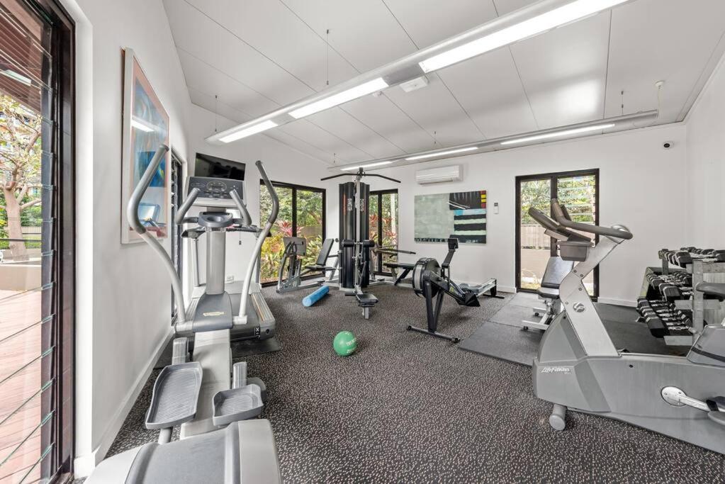 Pad ~ 1bed/1bath/balcony/1car ~ 10 Mins Cbd *