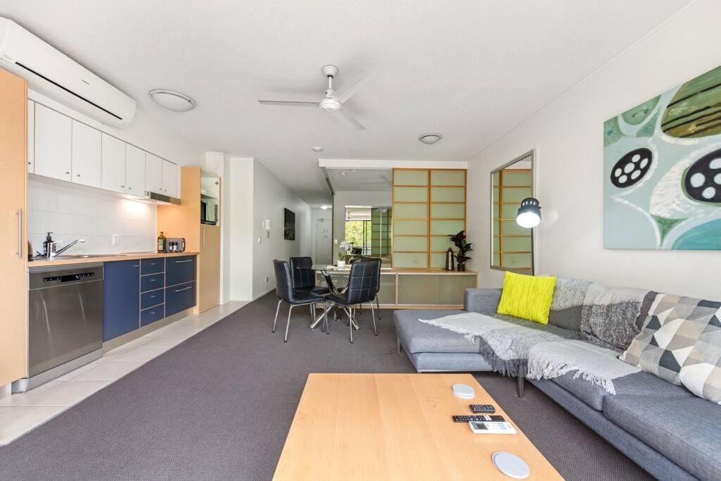 Pad ~ 1bed/1bath/balcony/1car ~ 10 Mins Cbd * Brisbane