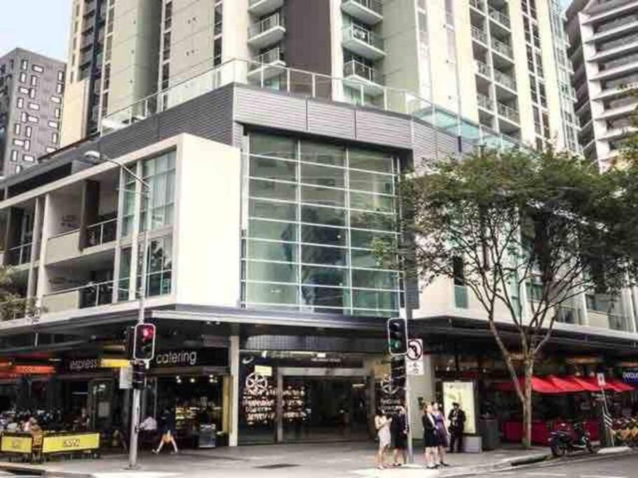 Prime Location - Cbd 1 Bed W Shared 25m Pool, Gym, Sundeck And A Bbq Area Brisbane