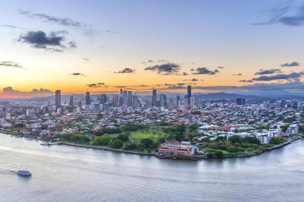 Apartment The Fireplace! 1 Bed/1 Bath/1 Car ~ New Farm *