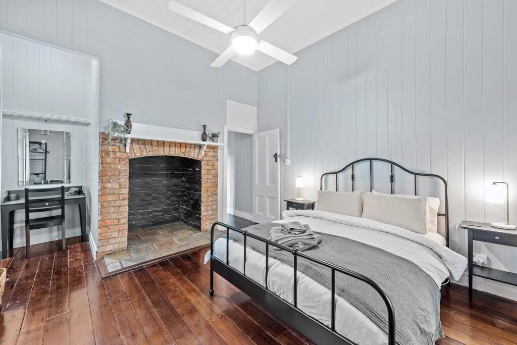 Apartment The Fireplace! 1 Bed/1 Bath/1 Car ~ New Farm