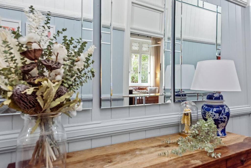 Apartment The Fireplace! 1 Bed/1 Bath/1 Car ~ New Farm *