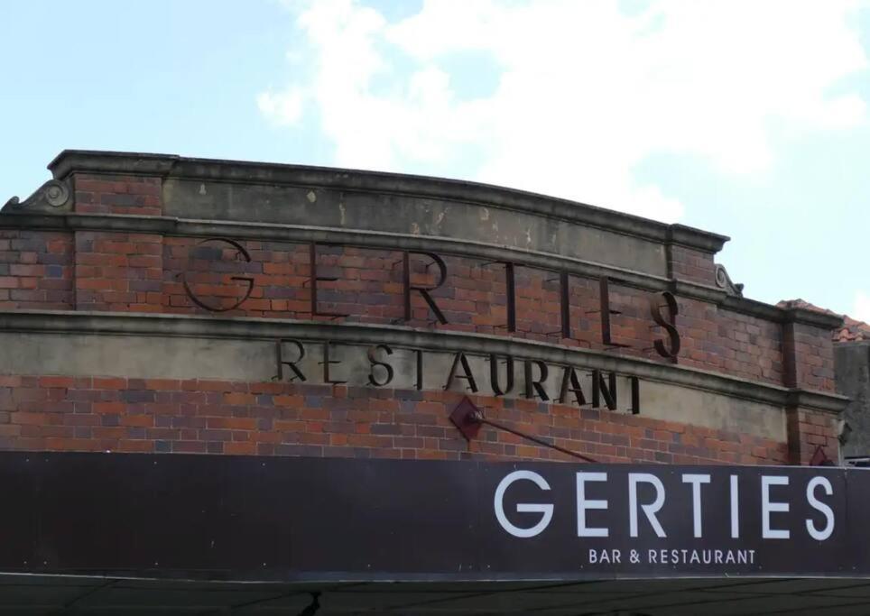 Apartment The Fireplace! 1 Bed/1 Bath/1 Car ~ New Farm