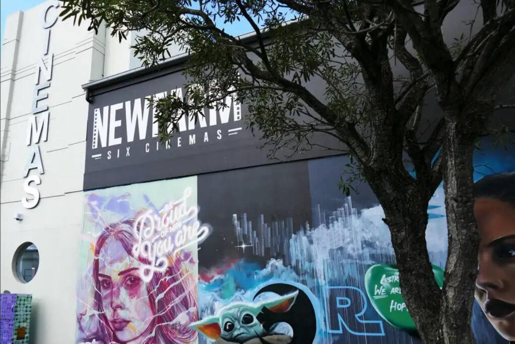 The Fireplace! 1 Bed/1 Bath/1 Car ~ New Farm *