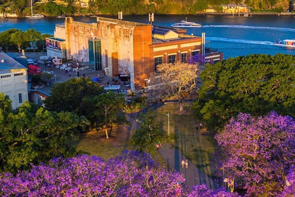 The Fireplace! 1 Bed/1 Bath/1 Car ~ New Farm *