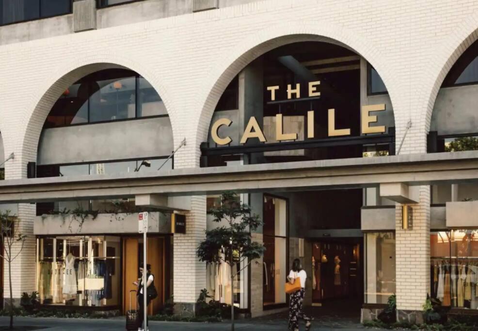 The Deck! 2 Bed/1 Bath/1 Car ~ New Farm Apartment