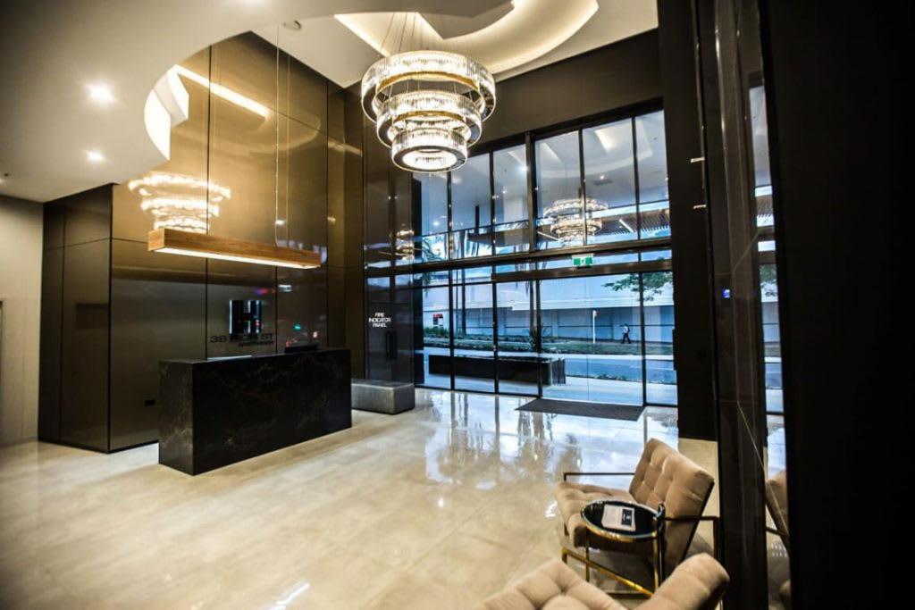 1br With Parking And Pool Near Shops * Brisbane