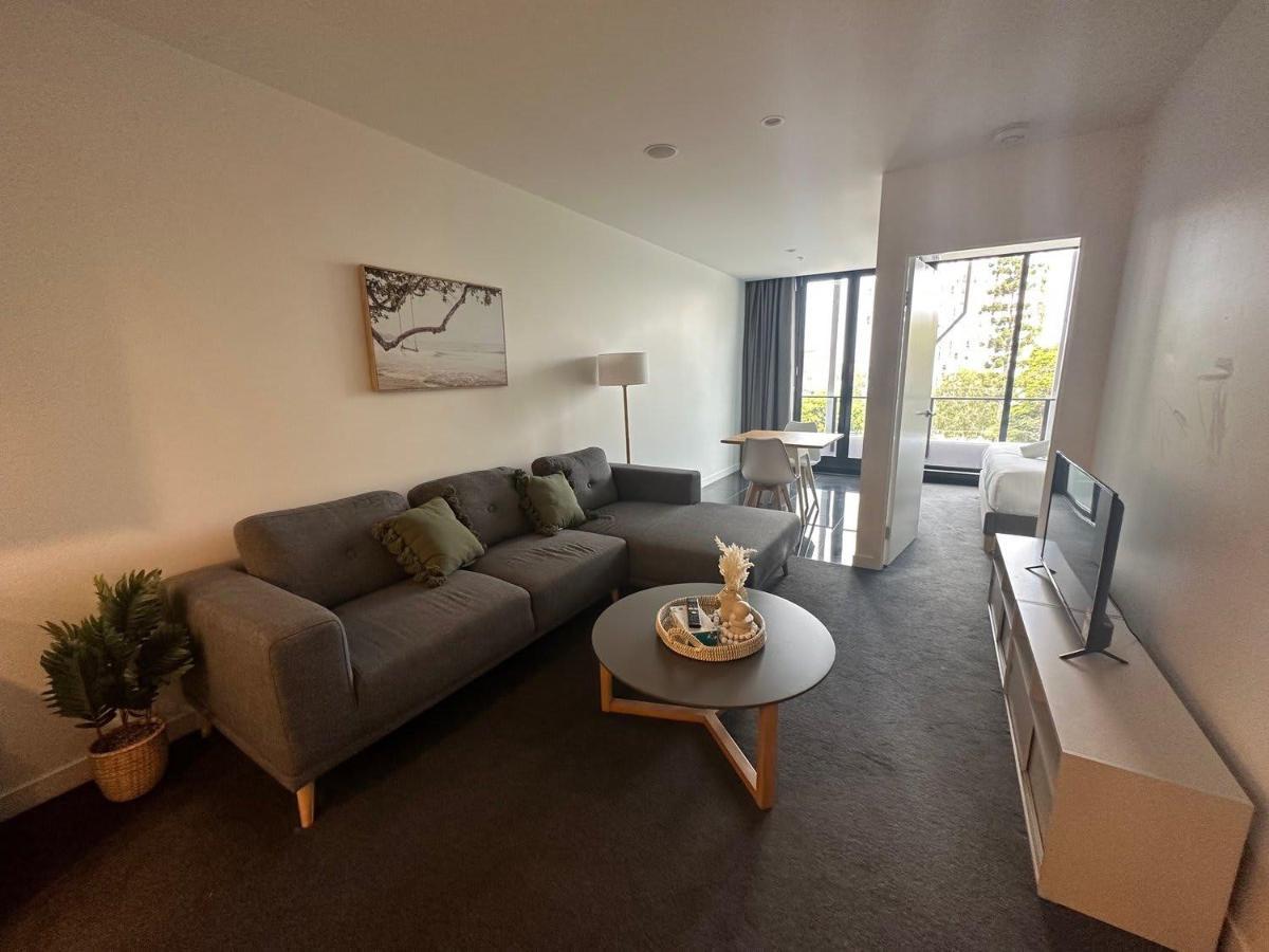 1br With Parking And Pool Near Shops Apartment Brisbane