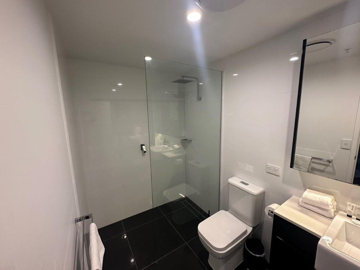 1br With Parking And Pool Near Shops Apartment Brisbane