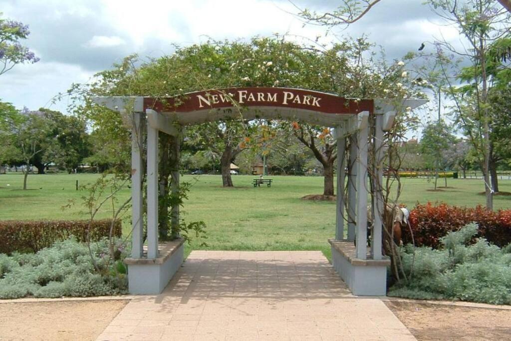 Stylish 1 Bedroom ~ New Farm Apartment *