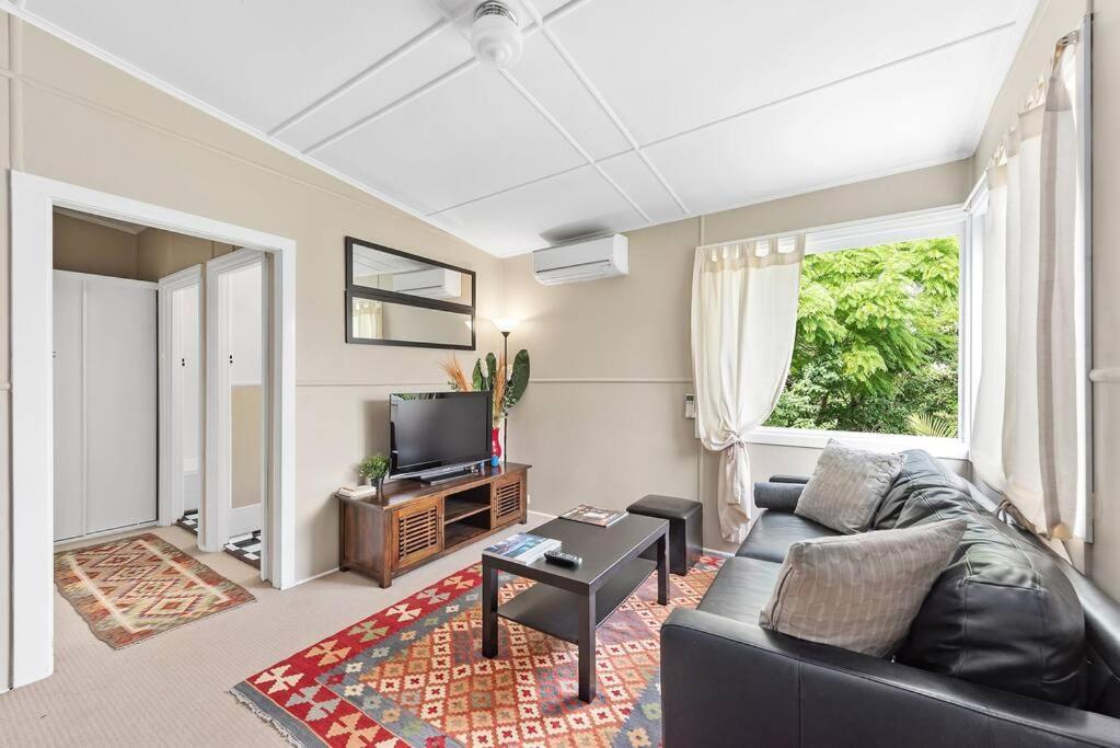 Stylish 1 Bedroom ~ New Farm Apartment *