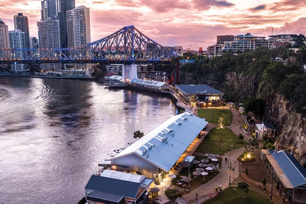 Stylish 1 Bedroom ~ New Farm *