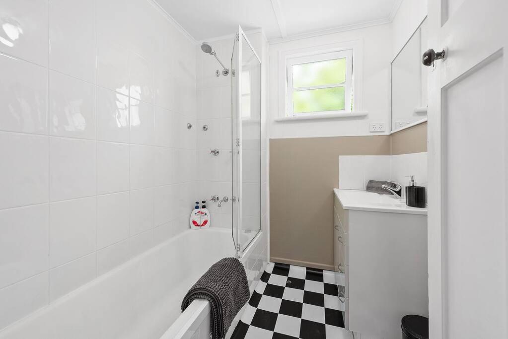 Stylish 1 Bedroom ~ New Farm *