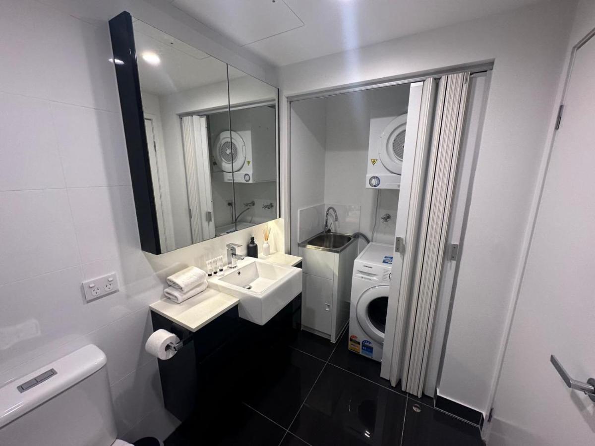 1br With Parking And Pool Near Shops * Brisbane