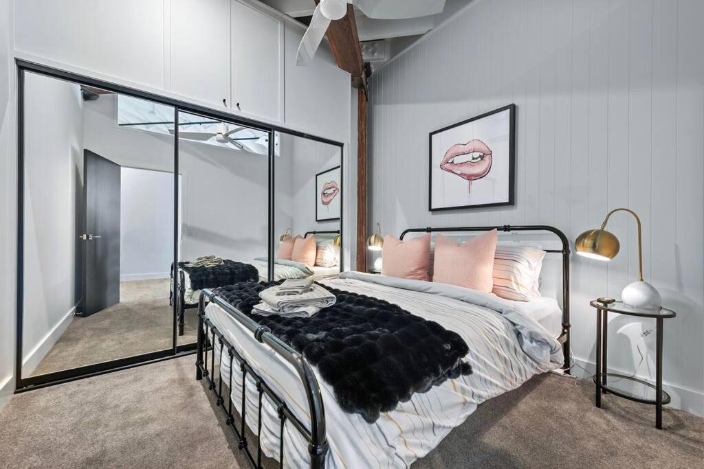 Luxurious Woolstore Living! ~teneriffe Apartment