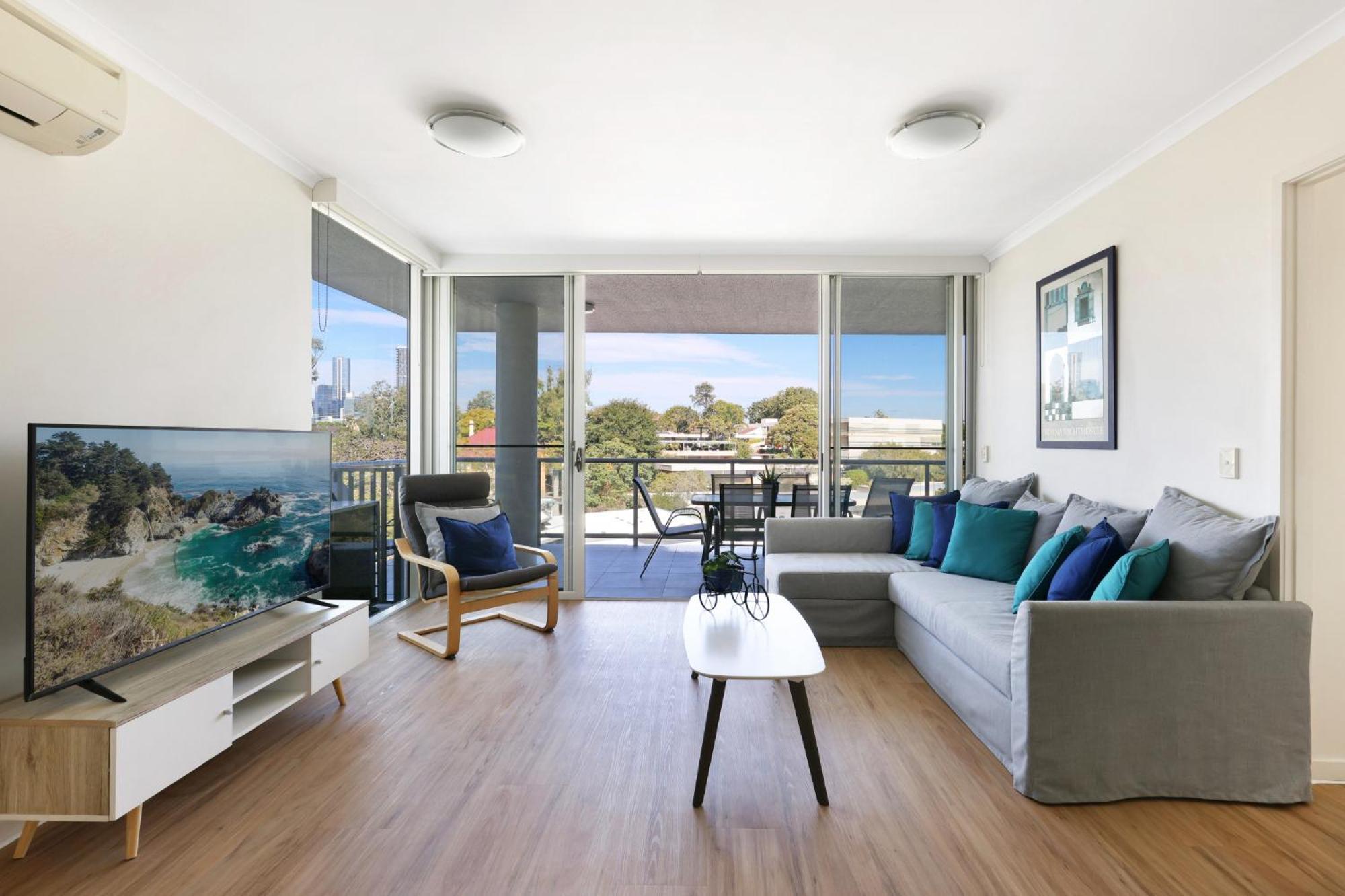 Spacious 2-bed With City Views, Parking & Pool Brisbane