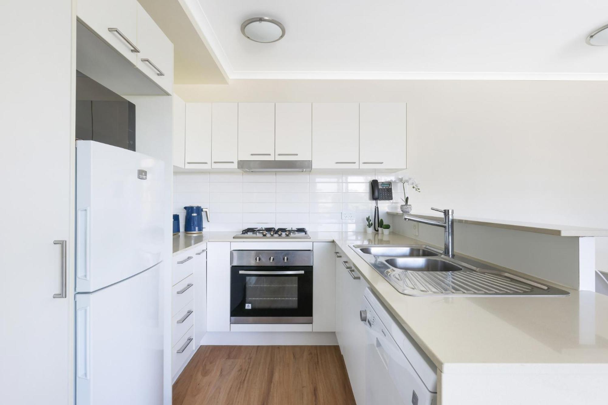 Spacious 2-bed With City Views, Parking & Pool * Brisbane