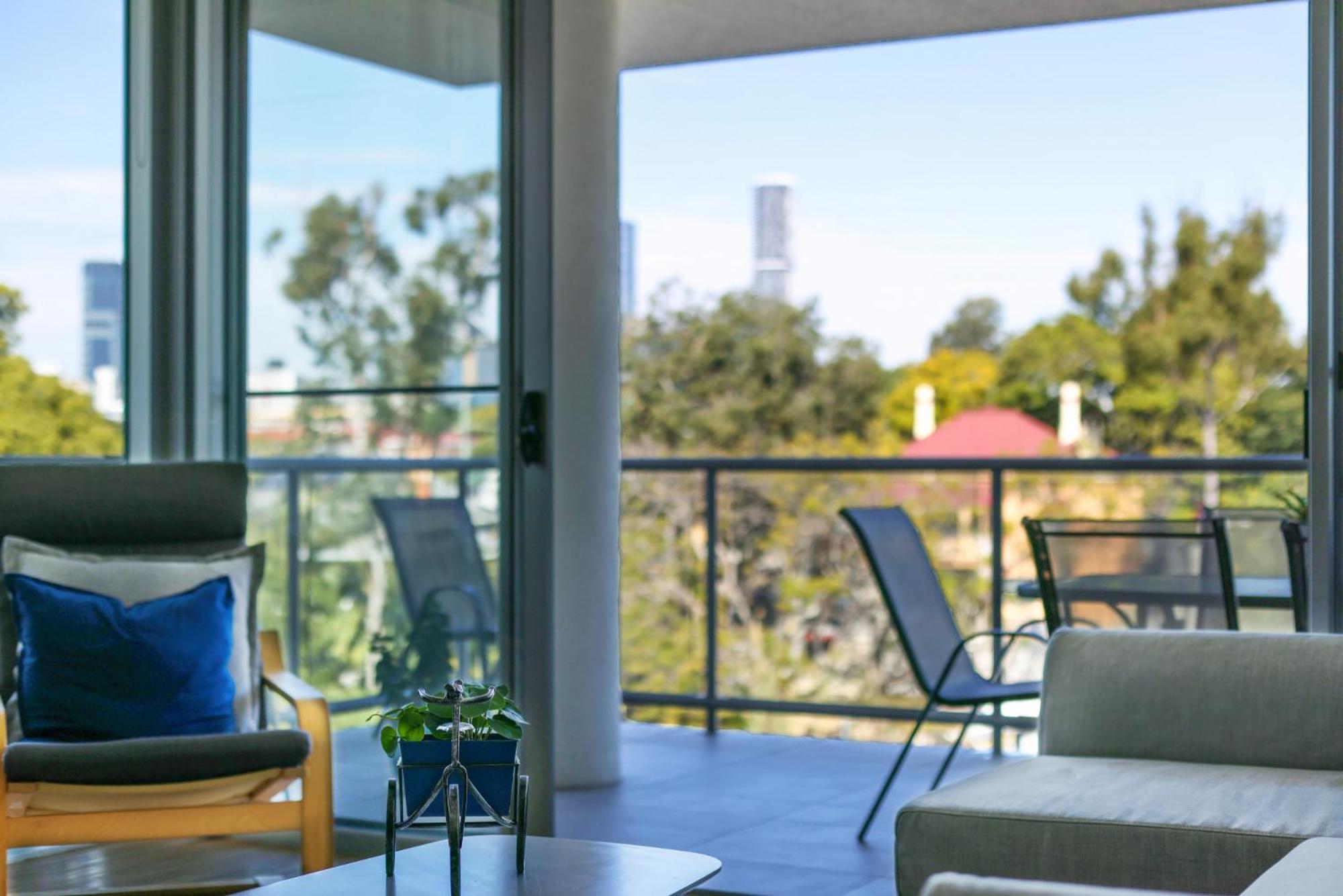 Spacious 2-bed With City Views, Parking & Pool Apartment Brisbane