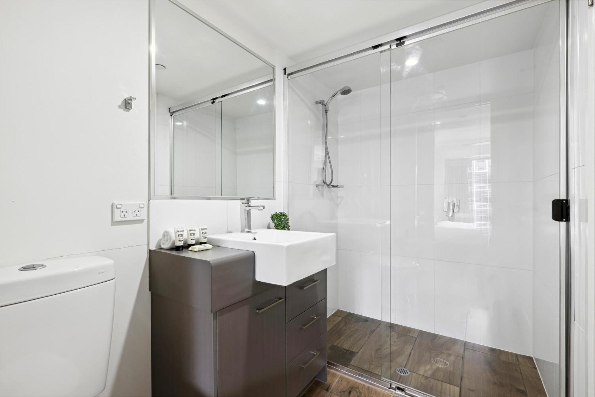 Bright Inner-city 1-bed With Spacious Balcony Apartment *