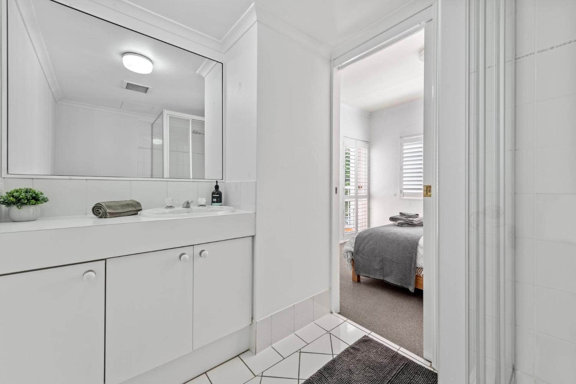 Convenient & Comfy! ~ 2bed, 2bath, 2car, Balcony Apartment Brisbane