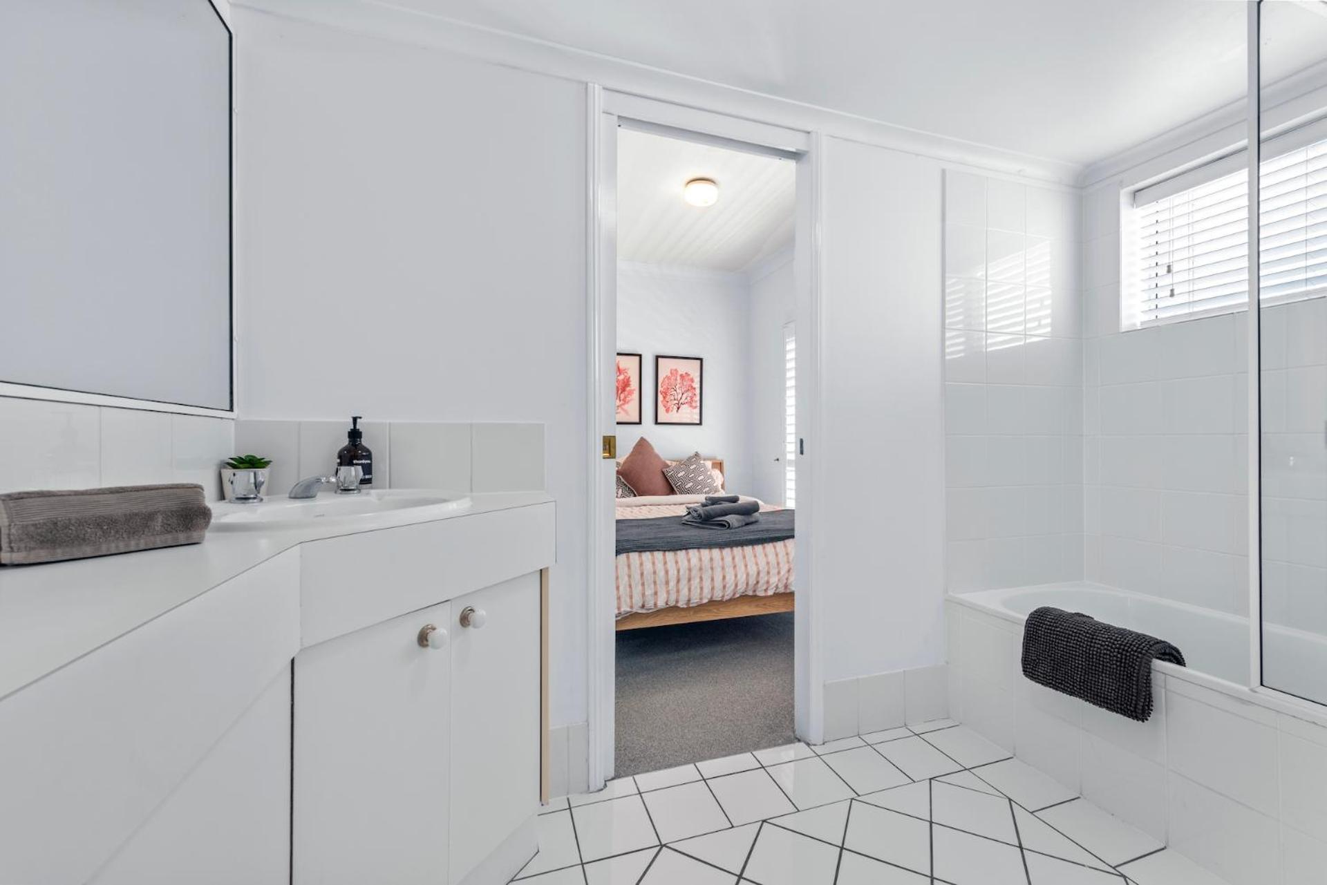 Apartment Convenient & Comfy! ~ 2bed, 2bath, 2car, Balcony Brisbane