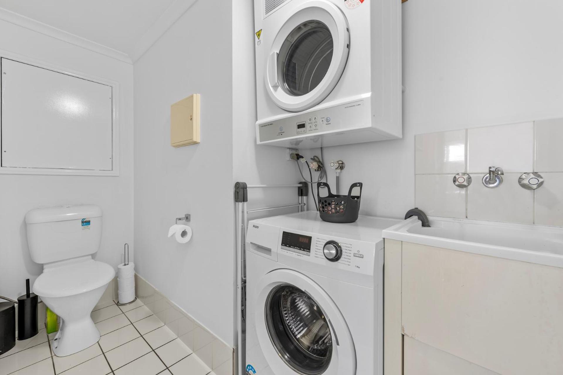 Convenient & Comfy! ~ 2bed, 2bath, 2car, Balcony * Brisbane