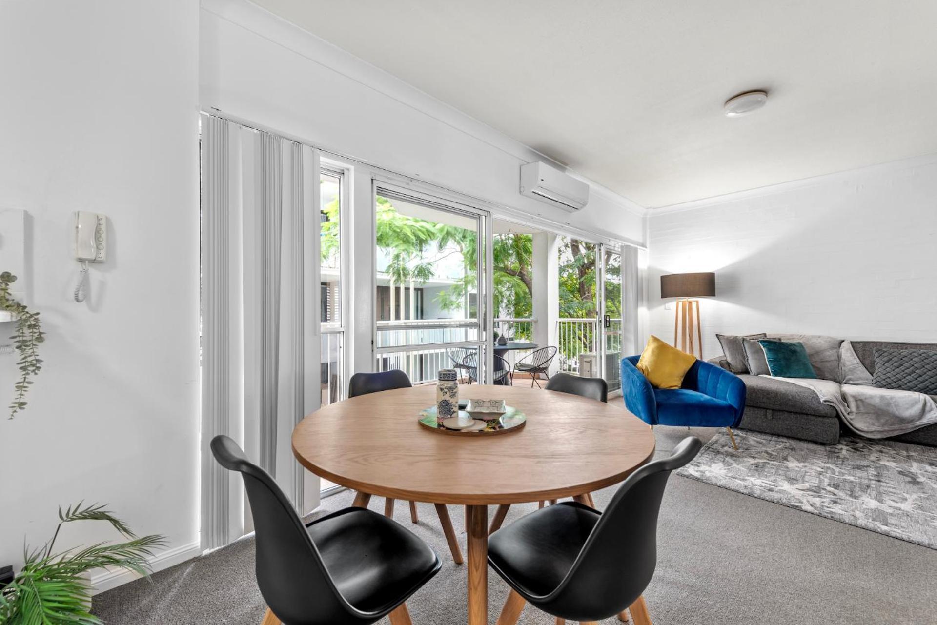 Convenient & Comfy! ~ 2bed, 2bath, 2car, Balcony Brisbane