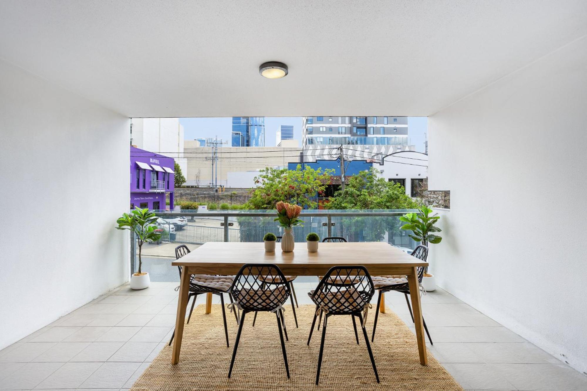 Spacious 2-bed Unit In Heart Of South