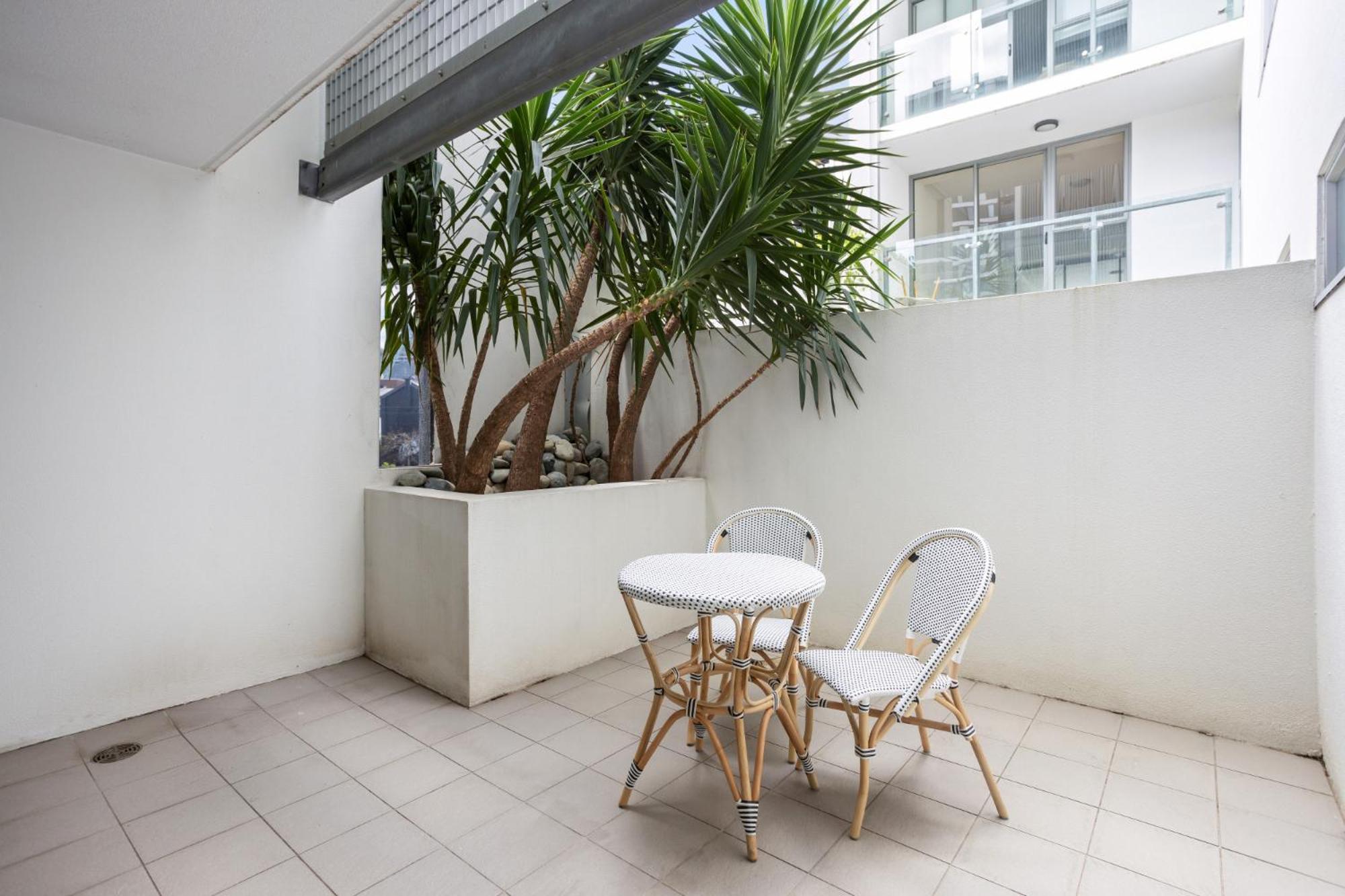 Spacious 2-bed Unit In Heart Of South Apartment *