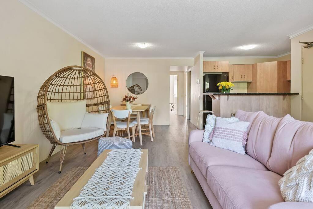 Boho Beauty ~ 2 Bed/2 Bath/1 Car ~ New Farm Apartment *