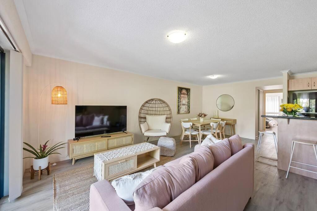 Apartment Boho Beauty ~ 2 Bed/2 Bath/1 Car ~ New Farm