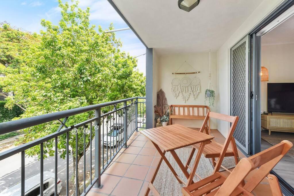 Boho Beauty ~ 2 Bed/2 Bath/1 Car ~ New Farm Apartment *