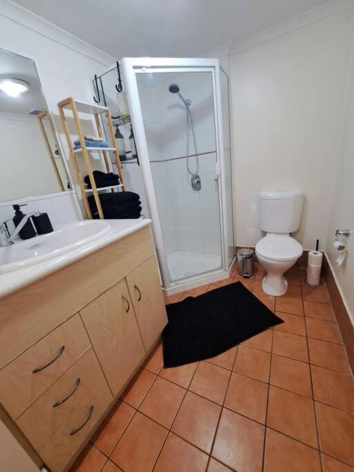 Large Balcony, & Pool Apartment Brisbane