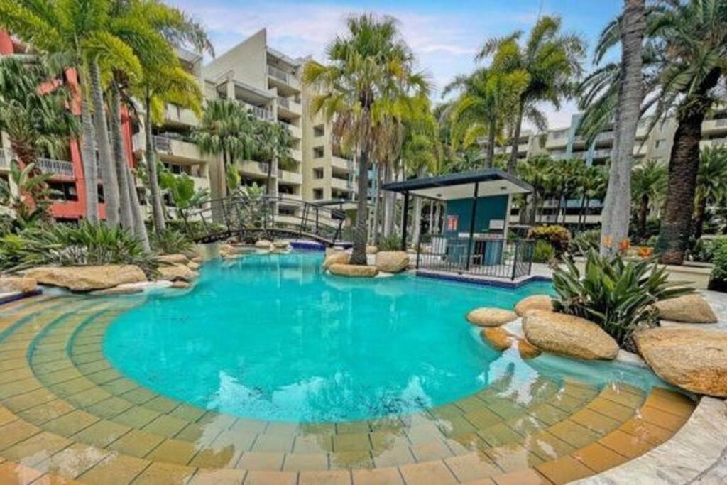 Large Balcony, & Pool Apartment Brisbane