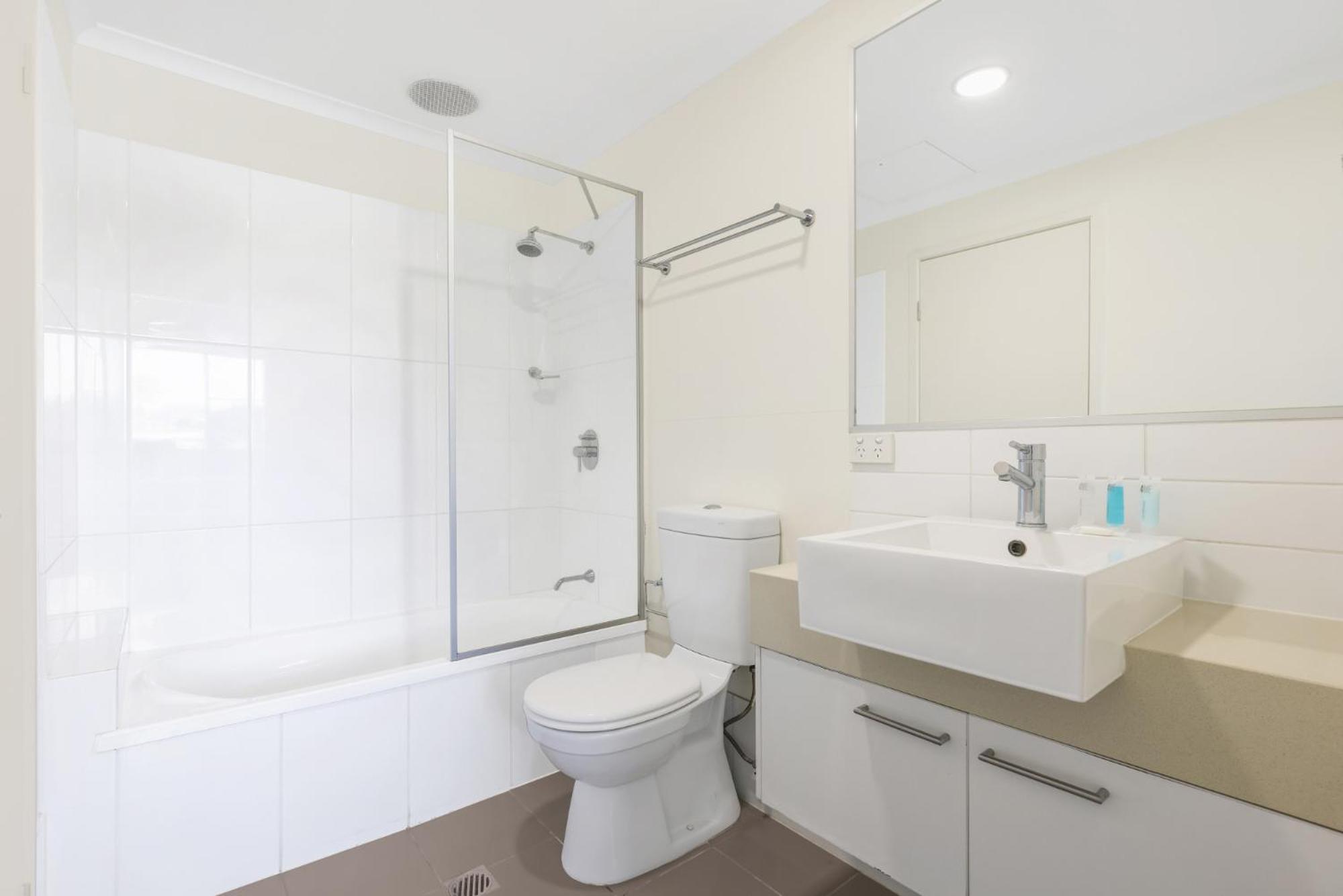 Apartment Spacious 2-bed With City Views, Parking & Pool *