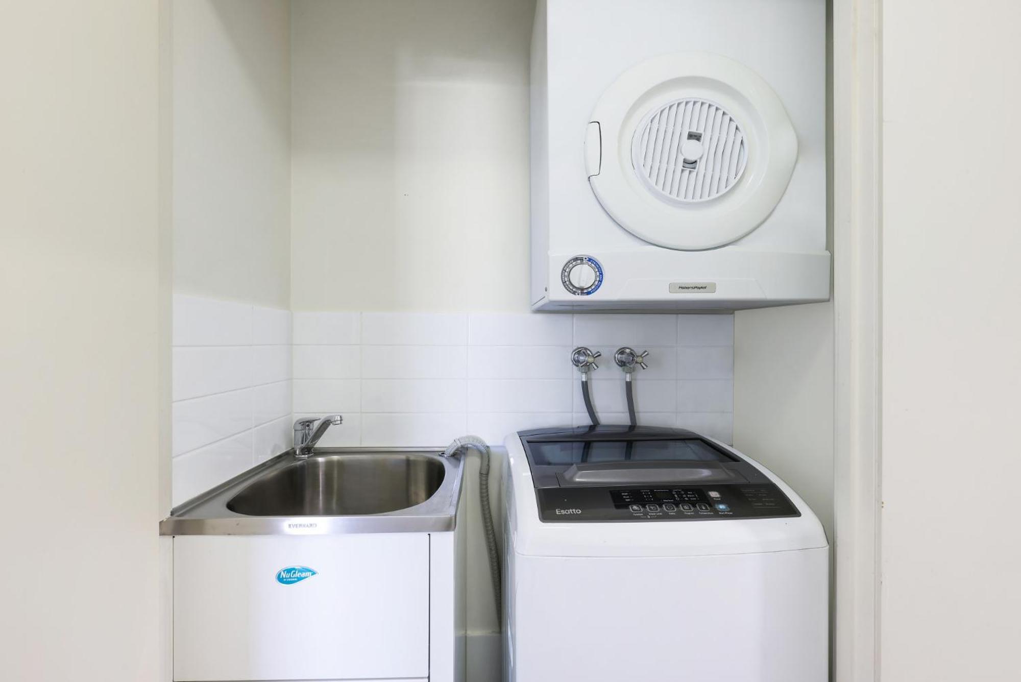 Apartment Spacious 2-bed With City Views, Parking & Pool *