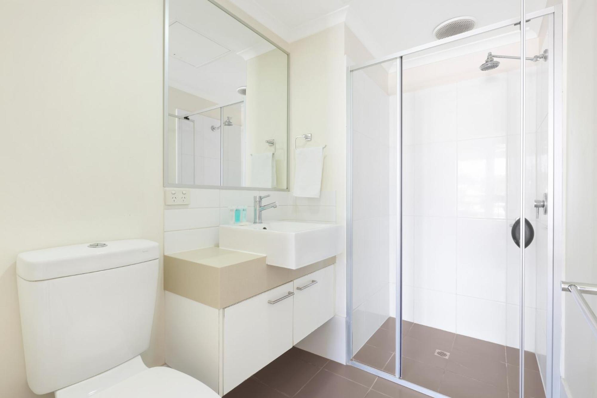 Spacious 2-bed With City Views, Parking & Pool Apartment *