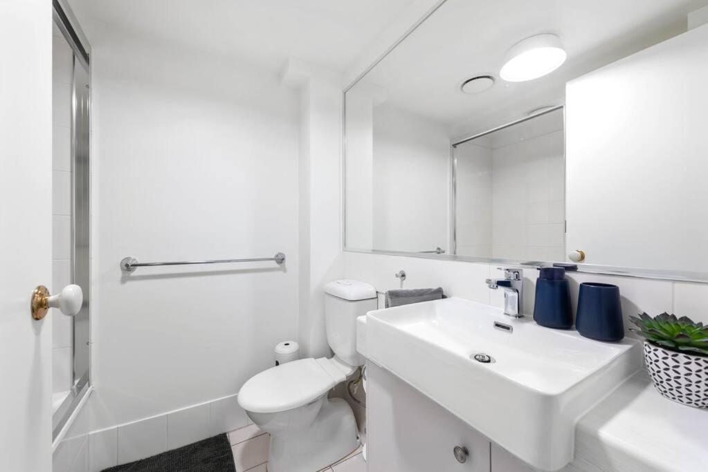 Contemporary Comfy ~ 2bed/2bath/1car ~ Hawthorne Brisbane