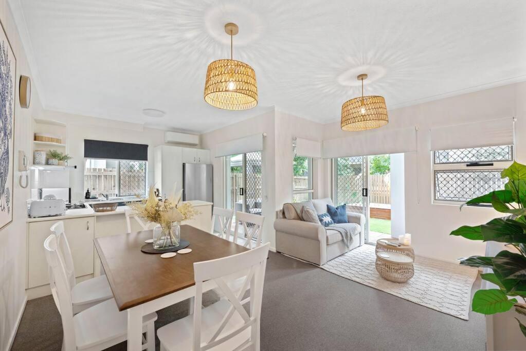 Contemporary Comfy ~ 2bed/2bath/1car ~ Hawthorne *