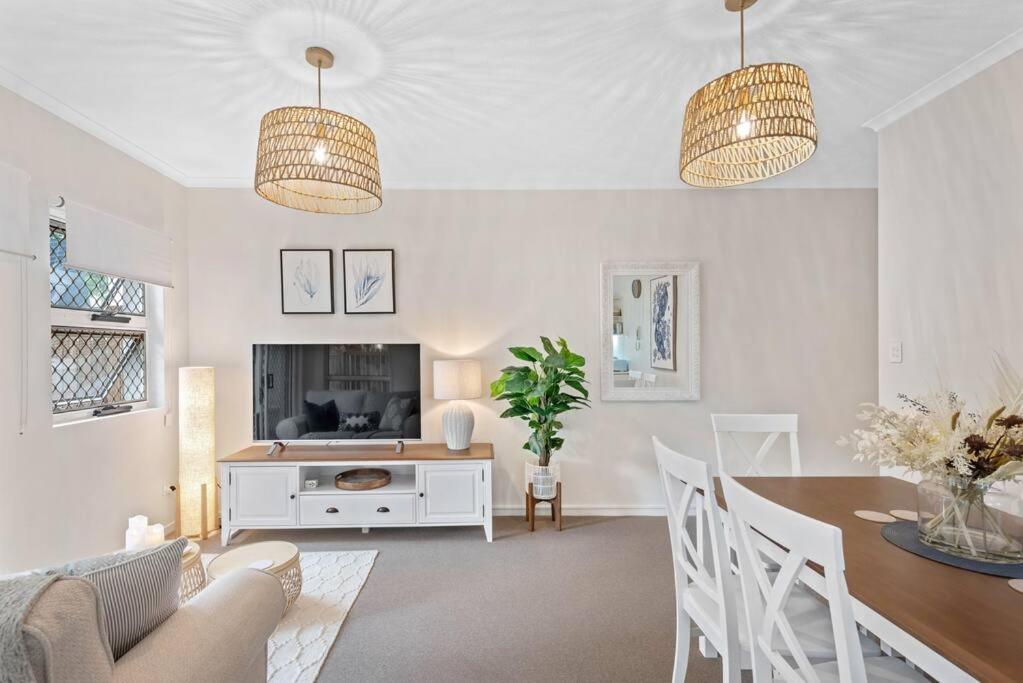 Apartment Contemporary Comfy ~ 2bed/2bath/1car ~ Hawthorne