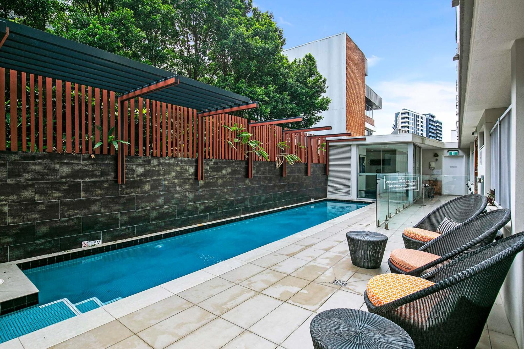 Sunny 1b In Heart Of South Bris *