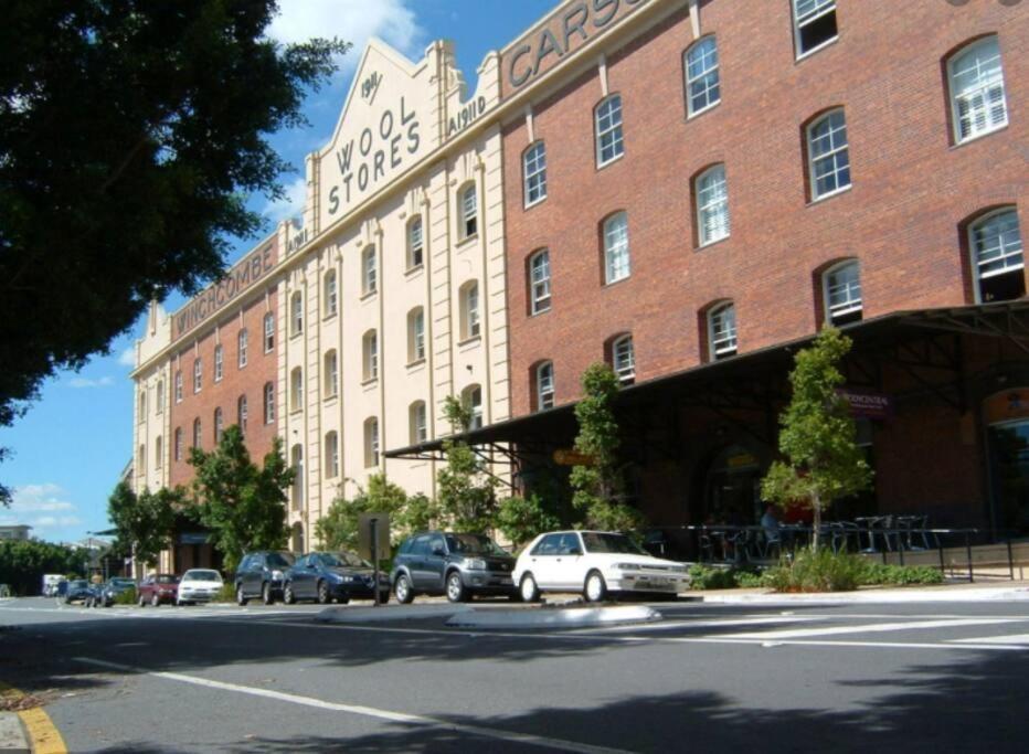 Apartment Boho Beauty ~ 2 Bed/2 Bath/1 Car ~ New Farm